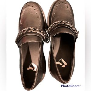 Women’s Report shoes